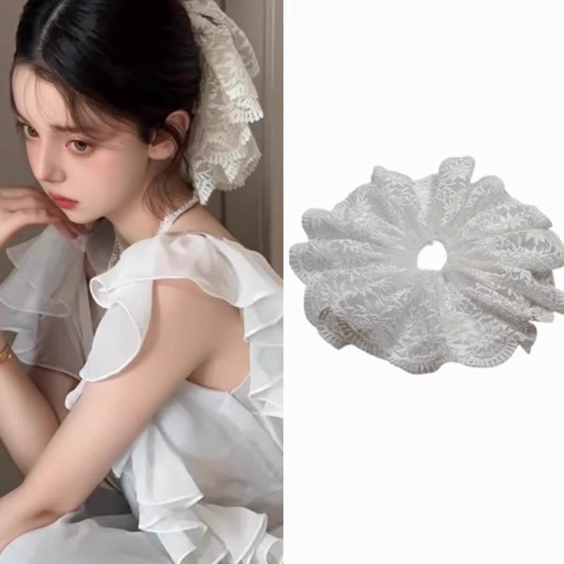 Scrunchie s cvjetnom čipkom - ručna izrada, dodatak od tkanine za niski rep, proljeće 2025