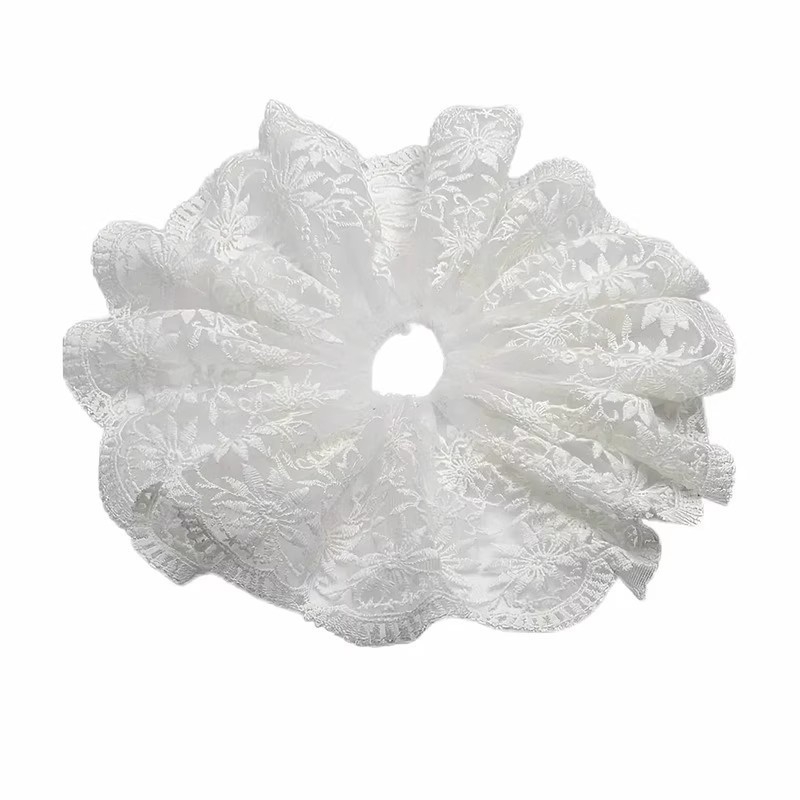 Scrunchie s cvjetnom čipkom - ručna izrada, dodatak od tkanine za niski rep, proljeće 2025