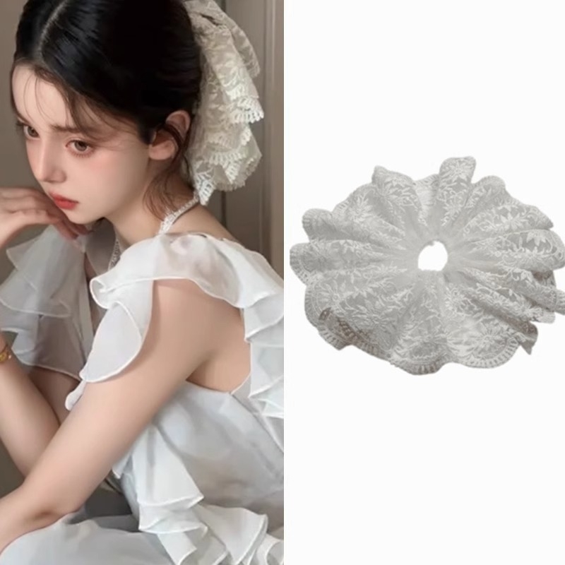 Scrunchie s cvjetnom čipkom - ručna izrada, dodatak od tkanine za niski rep, proljeće 2025
