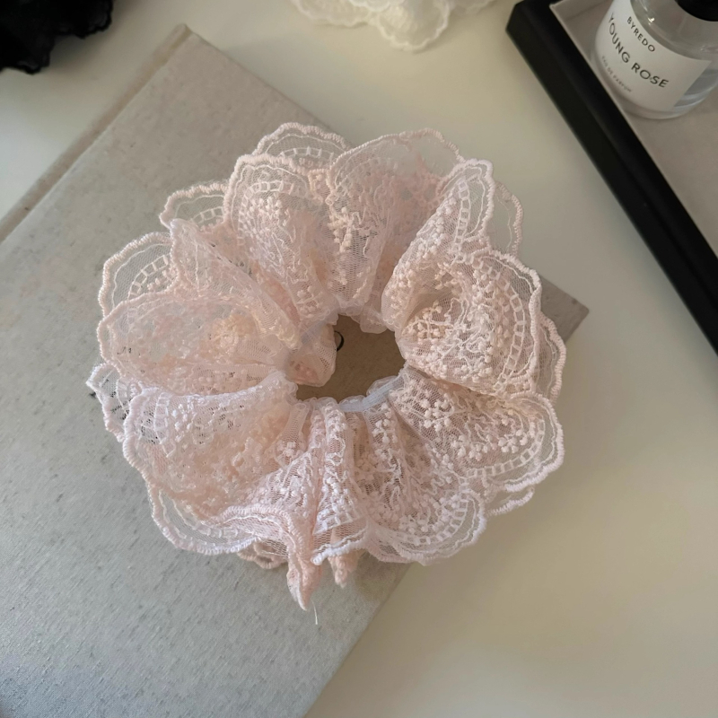 Scrunchie s cvjetnom čipkom - ručna izrada, dodatak od tkanine za niski rep, proljeće 2025