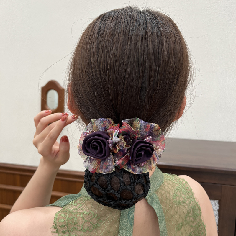 Šilko rožių plaukų segtukas – vintage stiliaus, rankų darbas, gėlių dizainas, pavasaris 2025