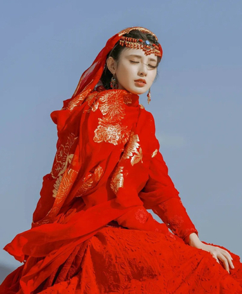 Antik hajpánt egzotikus stílussal, geometriai kialakítással és kockás mintával