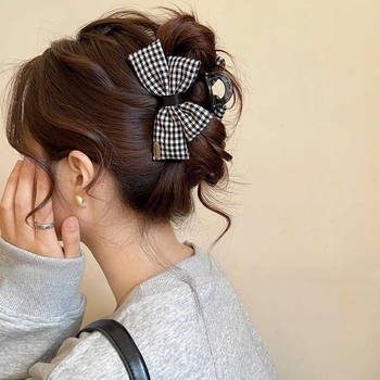 Keskmise suurusega messingust juukseklips sõlmega, keerdklips, volframaalse lisandiga, kevad 2025, pastoraalne stiil