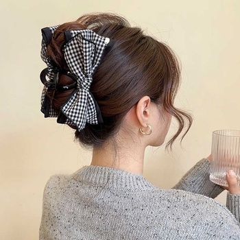 Keskmise suurusega messingust juukseklips sõlmega, keerdklips, volframaalse lisandiga, kevad 2025, pastoraalne stiil