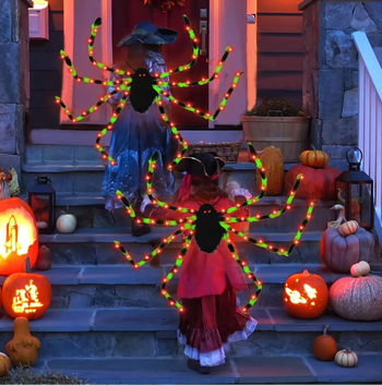 Гигантски плюшен паяк – реквизит за Хелоуин костюм; материал: плюш; изработка: полу ръчна и полу механична; вид реквизита: карикатурен куклен костюм; категория: реквизит за грим костюми