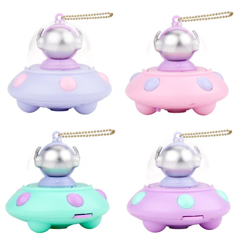 Ключодържател с прожектор: мини светещ аксесоар с дизайн летяща чиния и астронавт (LED проектор, пластмасов, за деца 4–6 години)