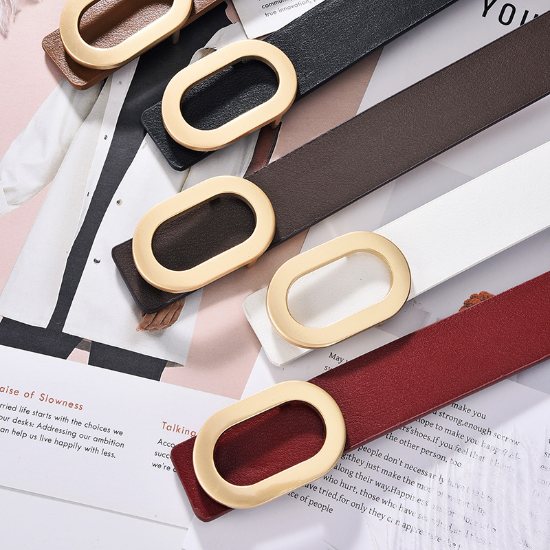 Imitált bőrből készült öv ovális csattal, sima zárás, szélesség 2–4 cm, elliptikus csattal, ruhákhoz és farmerekhez