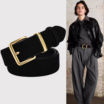 Kétoldalas marhabőrből készült öv, csatáz zincötvözet, tűcsat, szélesség 2-4 cm, kézzel szőtt felület