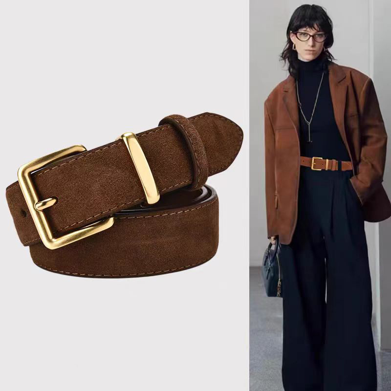 Kétoldalas marhabőrből készült öv, csatáz zincötvözet, tűcsat, szélesség 2-4 cm, kézzel szőtt felület