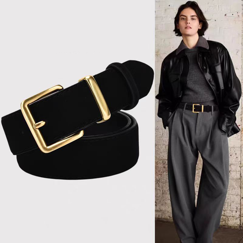 Kétoldalas marhabőrből készült öv, csatáz zincötvözet, tűcsat, szélesség 2-4 cm, kézzel szőtt felület