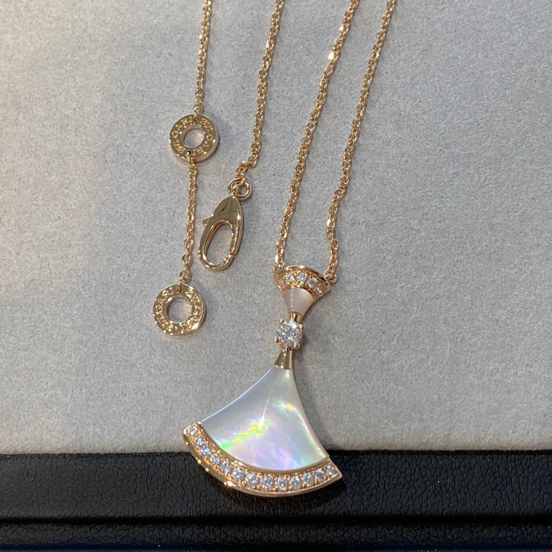 Geometriska formas kaklarota no 925 sudraba ar kulonu, vasaras 2023 kolekcija, produkta kods 5956