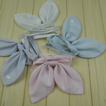 Hímzett virágos gallérkiegészítő nyúlfül-stílusú és masni elemű