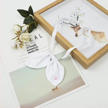 Hímzett virágos gallérkiegészítő nyúlfül-stílusú és masni elemű