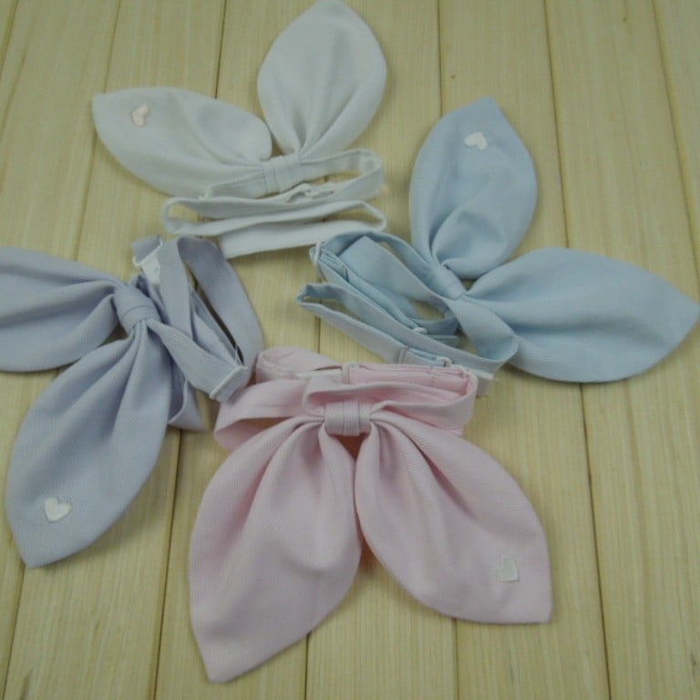 Hímzett virágos gallérkiegészítő nyúlfül-stílusú és masni elemű