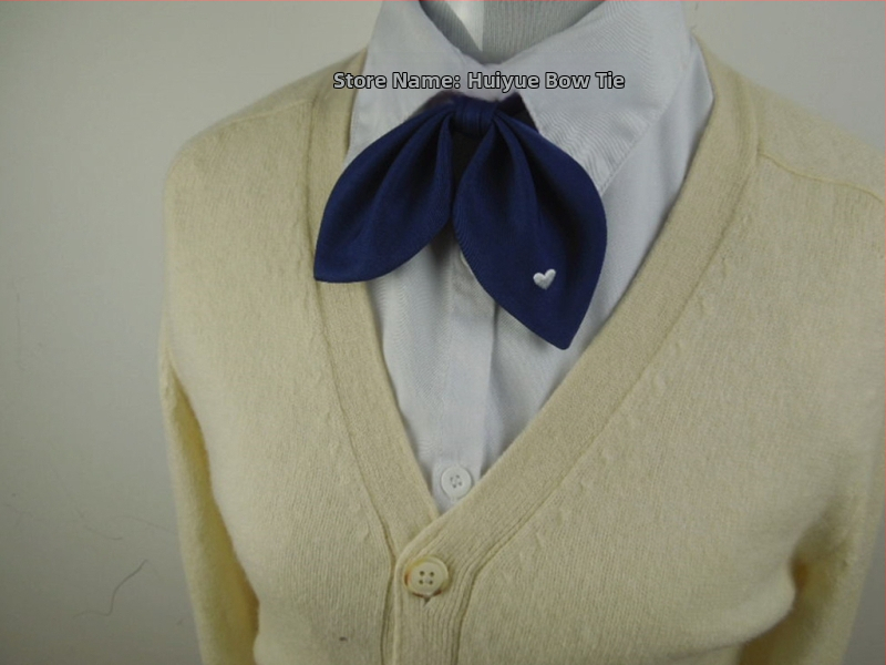 Hímzett virágos gallérkiegészítő nyúlfül-stílusú és masni elemű