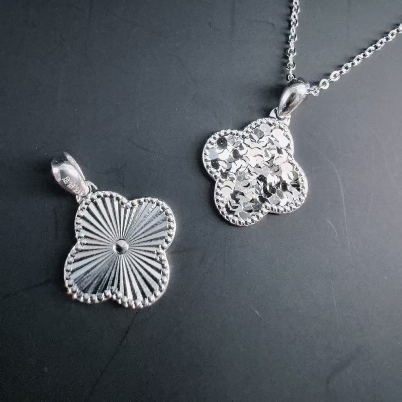 Висулка с четирилистна детелина от 999 сребро, CNC прецизна изработка, стил лукс (Материал: Сребро 999; Дизайн: четирилистна детелина; Стил: Лукс; Категория: Висулка)