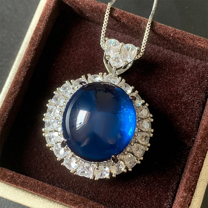 Ogrlica s glavnim kamenom od simuliranog korunda i akcentima od spinela — bakar, zlatno premazivanje, marka Zhuang shengsheng, nestandardni oblik, proljeće 2024