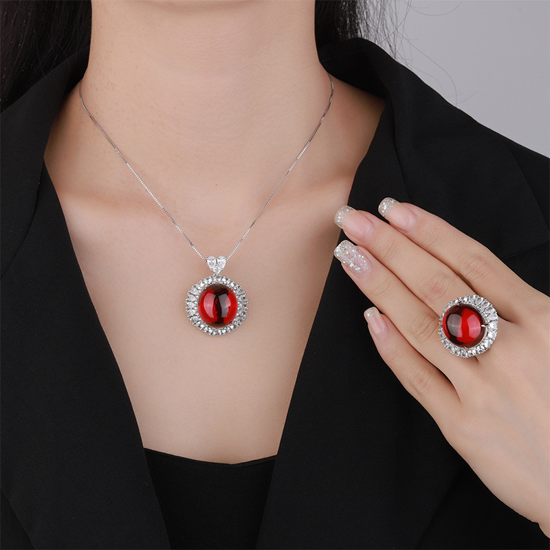 Ogrlica s glavnim kamenom od simuliranog korunda i akcentima od spinela — bakar, zlatno premazivanje, marka Zhuang shengsheng, nestandardni oblik, proljeće 2024