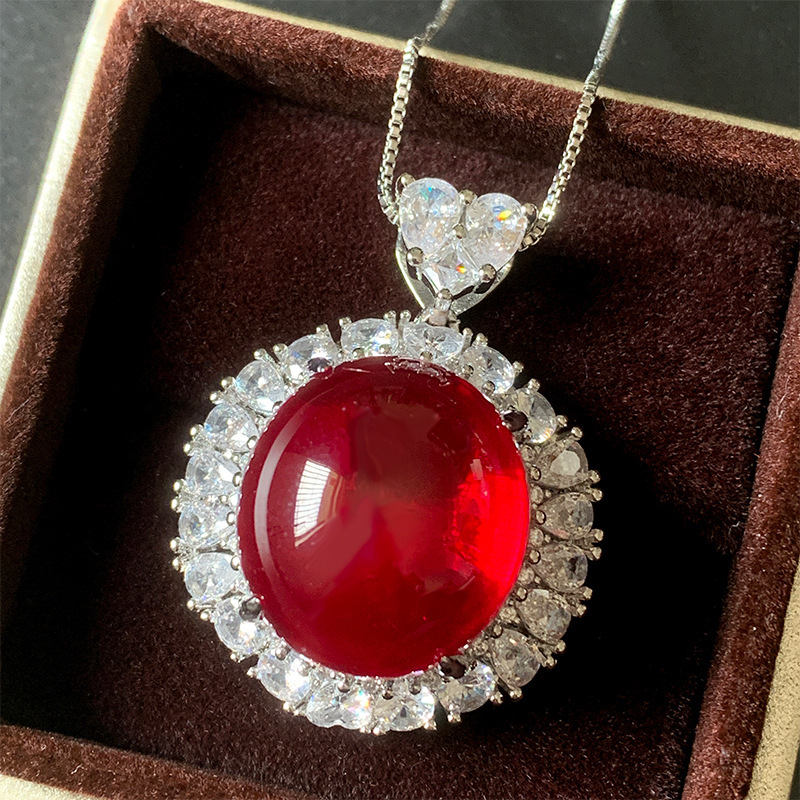 Ogrlica s glavnim kamenom od simuliranog korunda i akcentima od spinela — bakar, zlatno premazivanje, marka Zhuang shengsheng, nestandardni oblik, proljeće 2024