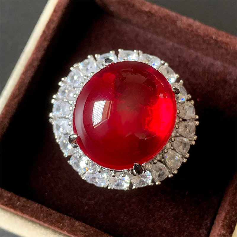 Ogrlica s glavnim kamenom od simuliranog korunda i akcentima od spinela — bakar, zlatno premazivanje, marka Zhuang shengsheng, nestandardni oblik, proljeće 2024