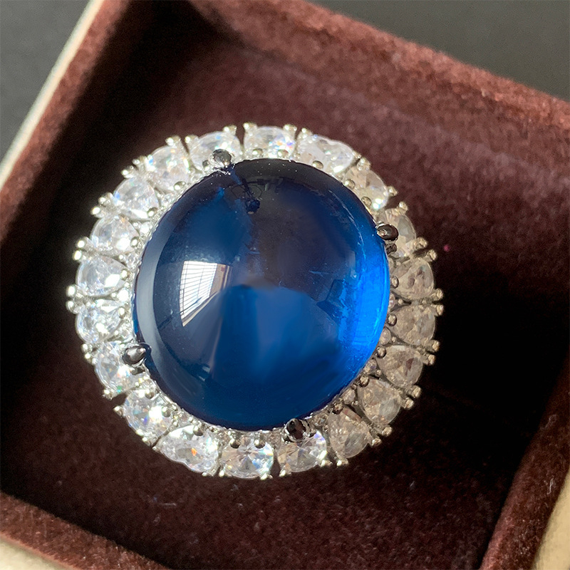 Ogrlica s glavnim kamenom od simuliranog korunda i akcentima od spinela — bakar, zlatno premazivanje, marka Zhuang shengsheng, nestandardni oblik, proljeće 2024