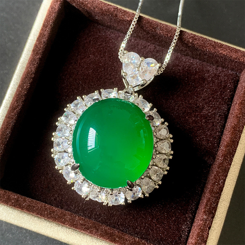 Ogrlica s glavnim kamenom od simuliranog korunda i akcentima od spinela — bakar, zlatno premazivanje, marka Zhuang shengsheng, nestandardni oblik, proljeće 2024