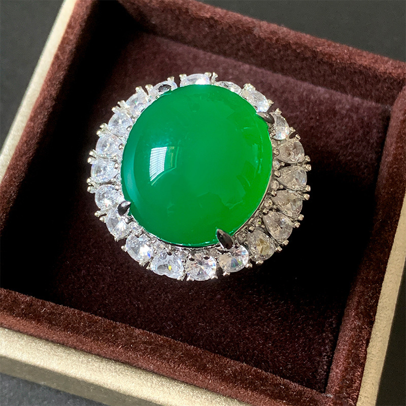 Ogrlica s glavnim kamenom od simuliranog korunda i akcentima od spinela — bakar, zlatno premazivanje, marka Zhuang shengsheng, nestandardni oblik, proljeće 2024