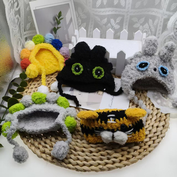 Kvačkana pliš kapa za lutke s motivom suncokreta – ručno pleteni DIY kukičanje, crtani monocromatski stil, svježe i slatko, ljeto 2025