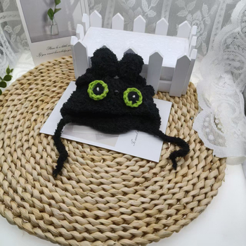 Kvačkana pliš kapa za lutke s motivom suncokreta – ručno pleteni DIY kukičanje, crtani monocromatski stil, svježe i slatko, ljeto 2025