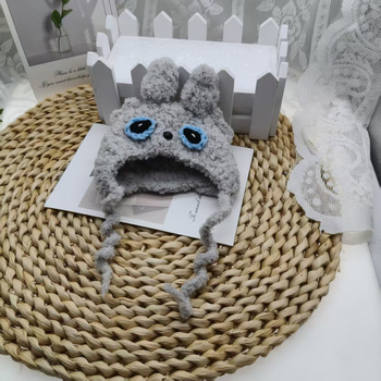 Kvačkana pliš kapa za lutke s motivom suncokreta – ručno pleteni DIY kukičanje, crtani monocromatski stil, svježe i slatko, ljeto 2025