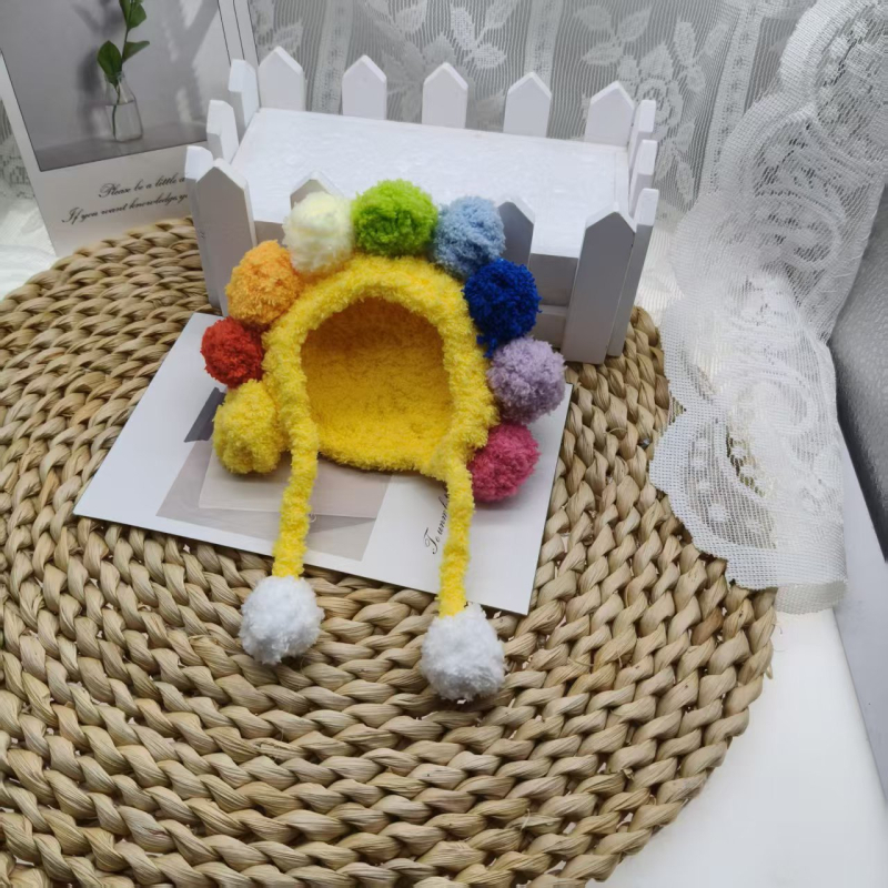 Kvačkana pliš kapa za lutke s motivom suncokreta – ručno pleteni DIY kukičanje, crtani monocromatski stil, svježe i slatko, ljeto 2025