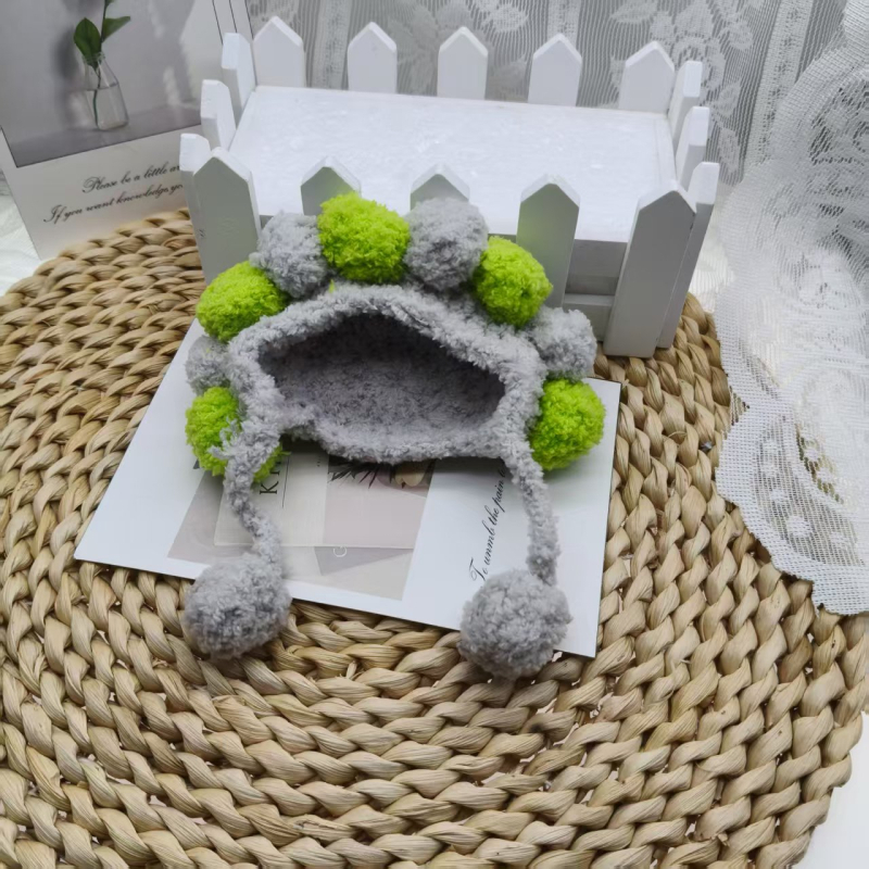 Kvačkana pliš kapa za lutke s motivom suncokreta – ručno pleteni DIY kukičanje, crtani monocromatski stil, svježe i slatko, ljeto 2025