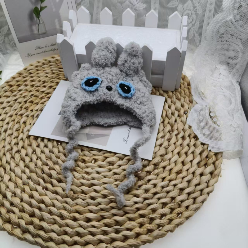 Kvačkana pliš kapa za lutke s motivom suncokreta – ručno pleteni DIY kukičanje, crtani monocromatski stil, svježe i slatko, ljeto 2025