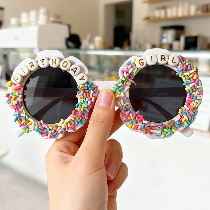 Bērnu ballīšu saulesbrilles ar konfekšu burtiem un ziedu dizainu, pilnais rāmis, vintage stils, modelis 222