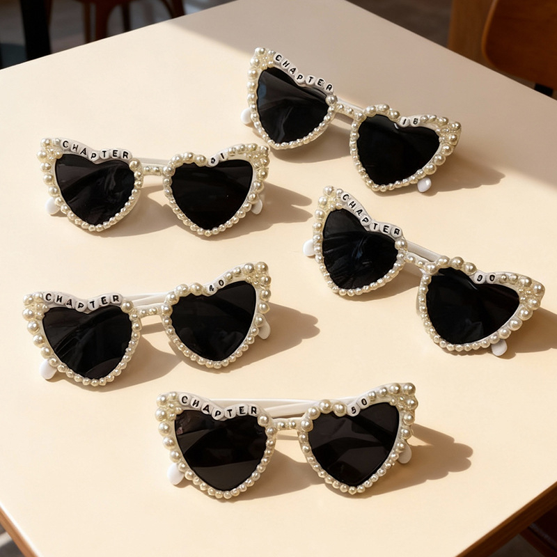 Saulesbrilles ar sirds formas pērlēm un burtiem, pilnais rāmis, universālais stils, Forest Fox privāta zīmols, ziemas 2025 izdevums