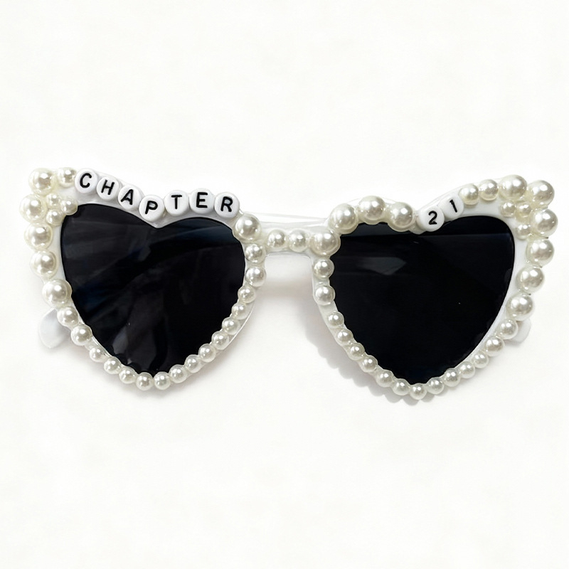 Saulesbrilles ar sirds formas pērlēm un burtiem, pilnais rāmis, universālais stils, Forest Fox privāta zīmols, ziemas 2025 izdevums