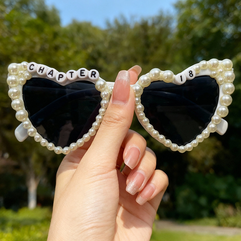 Saulesbrilles ar sirds formas pērlēm un burtiem, pilnais rāmis, universālais stils, Forest Fox privāta zīmols, ziemas 2025 izdevums