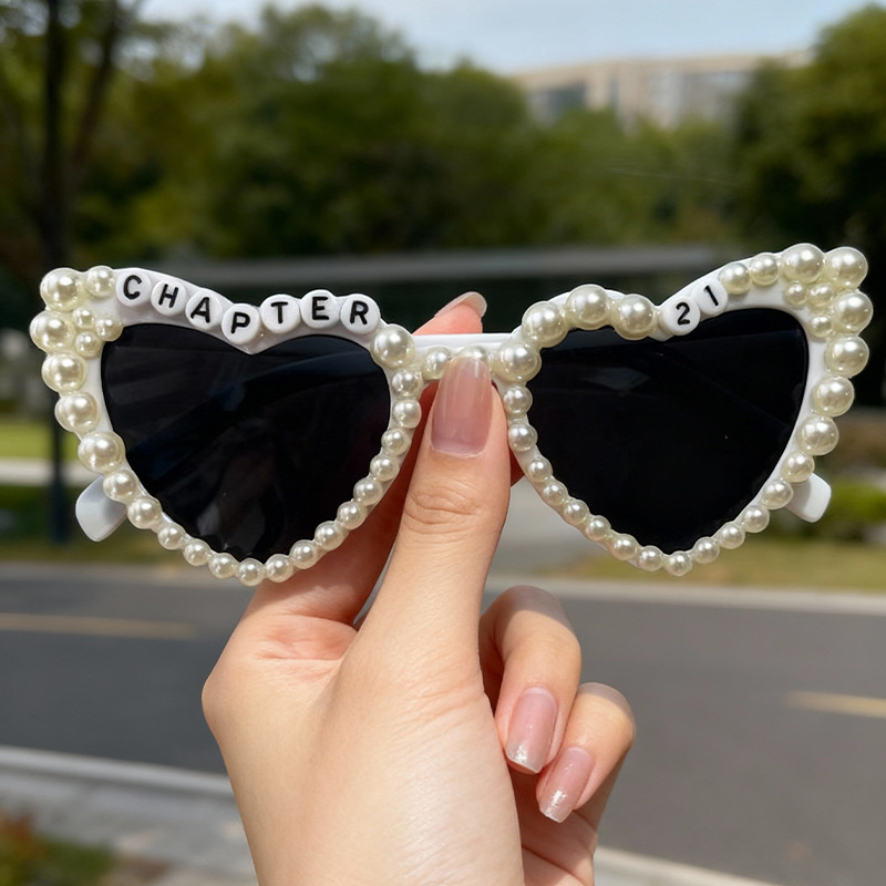 Saulesbrilles ar sirds formas pērlēm un burtiem, pilnais rāmis, universālais stils, Forest Fox privāta zīmols, ziemas 2025 izdevums