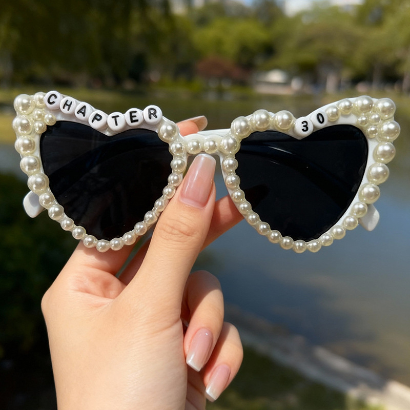 Saulesbrilles ar sirds formas pērlēm un burtiem, pilnais rāmis, universālais stils, Forest Fox privāta zīmols, ziemas 2025 izdevums