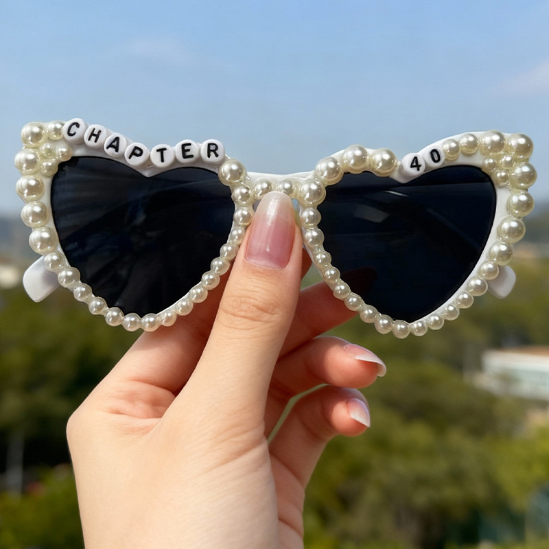 Saulesbrilles ar sirds formas pērlēm un burtiem, pilnais rāmis, universālais stils, Forest Fox privāta zīmols, ziemas 2025 izdevums