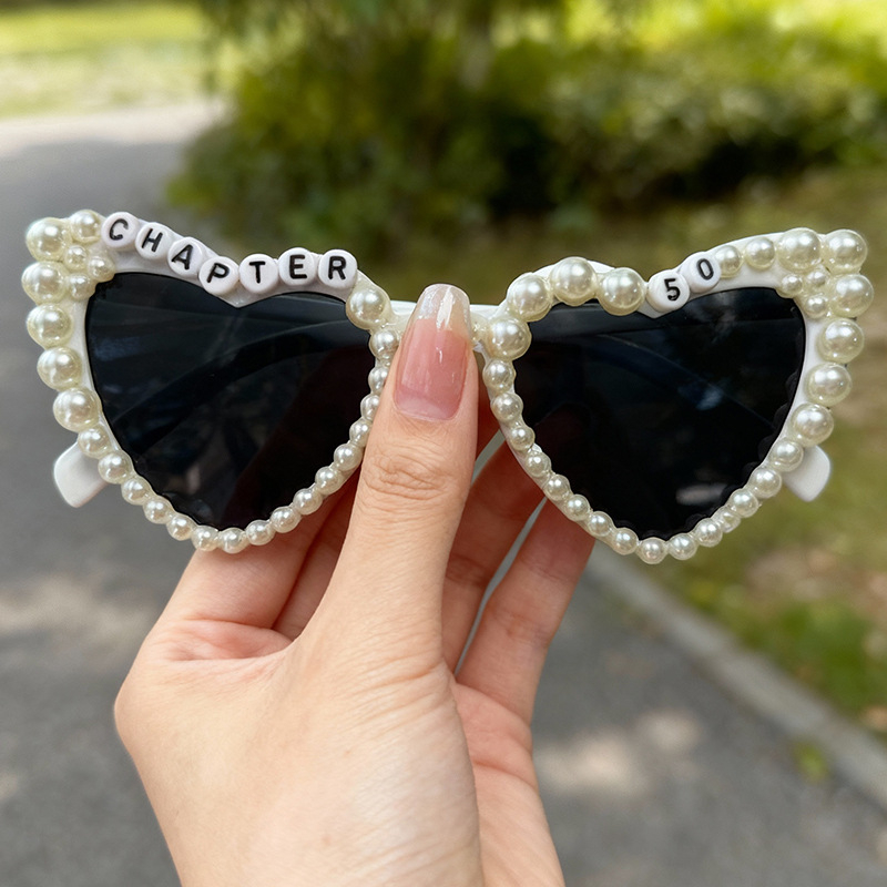 Saulesbrilles ar sirds formas pērlēm un burtiem, pilnais rāmis, universālais stils, Forest Fox privāta zīmols, ziemas 2025 izdevums