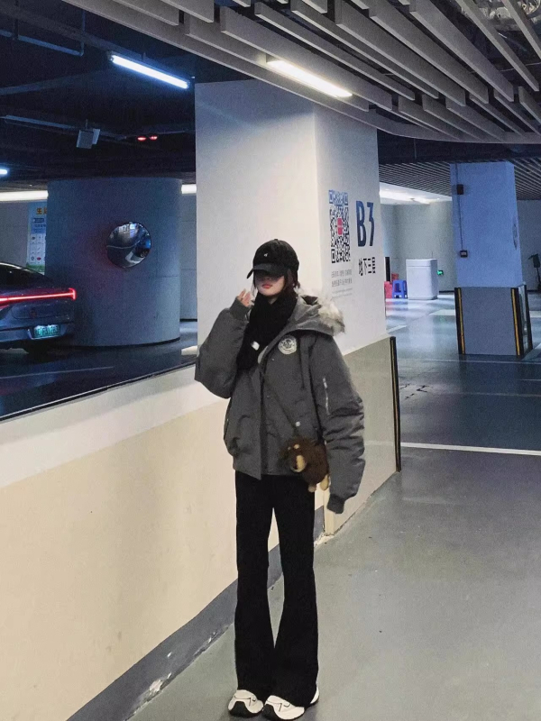 Парка с качулка и яка от изкуствен пух, свободен силует, цип, полиестерна тъкан