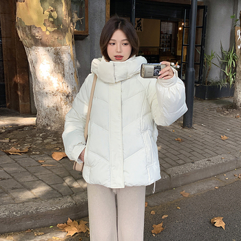 Дамско памучно палто с пухово пълнеж, полиестер 80–90% от основната тъкан, средна дължина, качулка