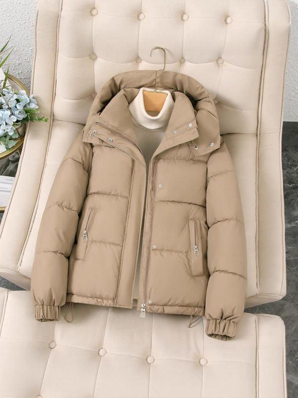Дамско късо яке с пух-памук, качулка, свободна кройка, плътен зимен стил, полиестерен външен плат, цип, 2025 зима