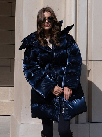 Дамско лъскаво яке с полиестерова обшивка и памучна подплата, със стойкова яка, с колан, цип отпред, средна дължина