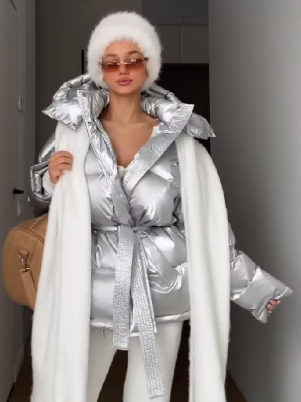 Дамско лъскаво яке с полиестерова обшивка и памучна подплата, със стойкова яка, с колан, цип отпред, средна дължина