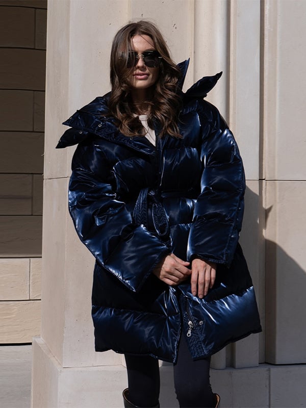 Дамско лъскаво яке с полиестерова обшивка и памучна подплата, със стойкова яка, с колан, цип отпред, средна дължина