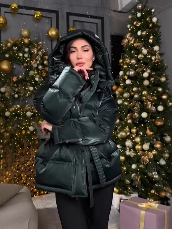 Дамско лъскаво яке с полиестерова обшивка и памучна подплата, със стойкова яка, с колан, цип отпред, средна дължина