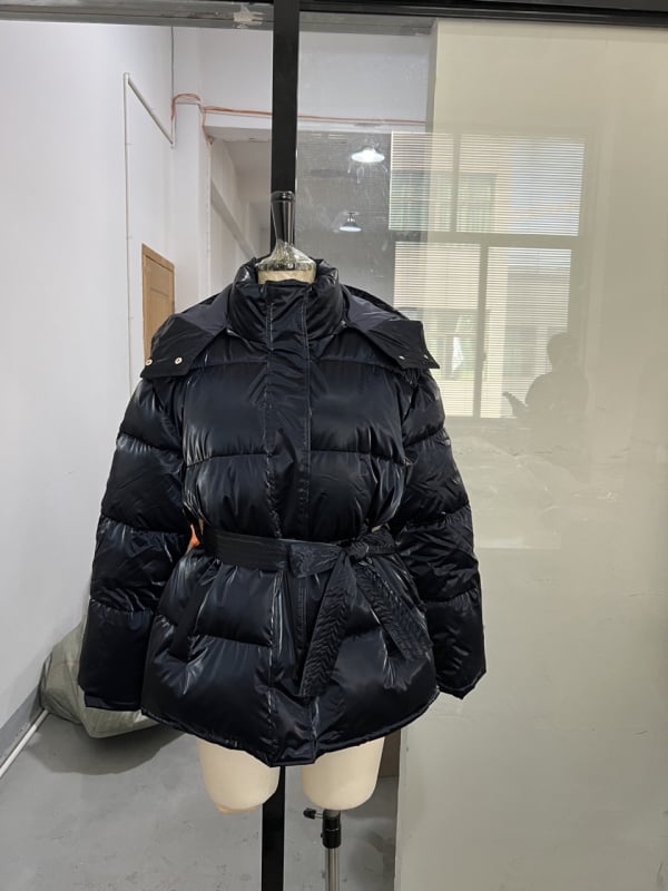 Дамско лъскаво яке с полиестерова обшивка и памучна подплата, със стойкова яка, с колан, цип отпред, средна дължина