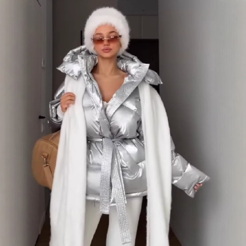 Дамско лъскаво яке с полиестерова обшивка и памучна подплата, със стойкова яка, с колан, цип отпред, средна дължина